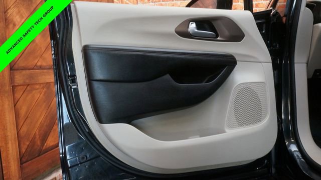Used 2019 Chrysler Pacifica Touring-L w/ Advanced Safetytec Group image 30
