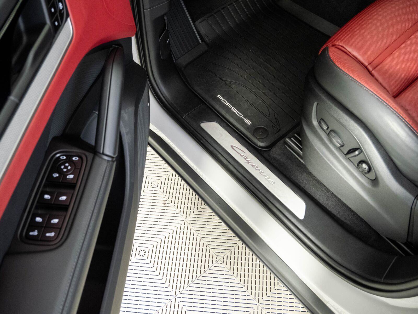 Certified 2026 Porsche Cayenne AWD/4WD image 8
