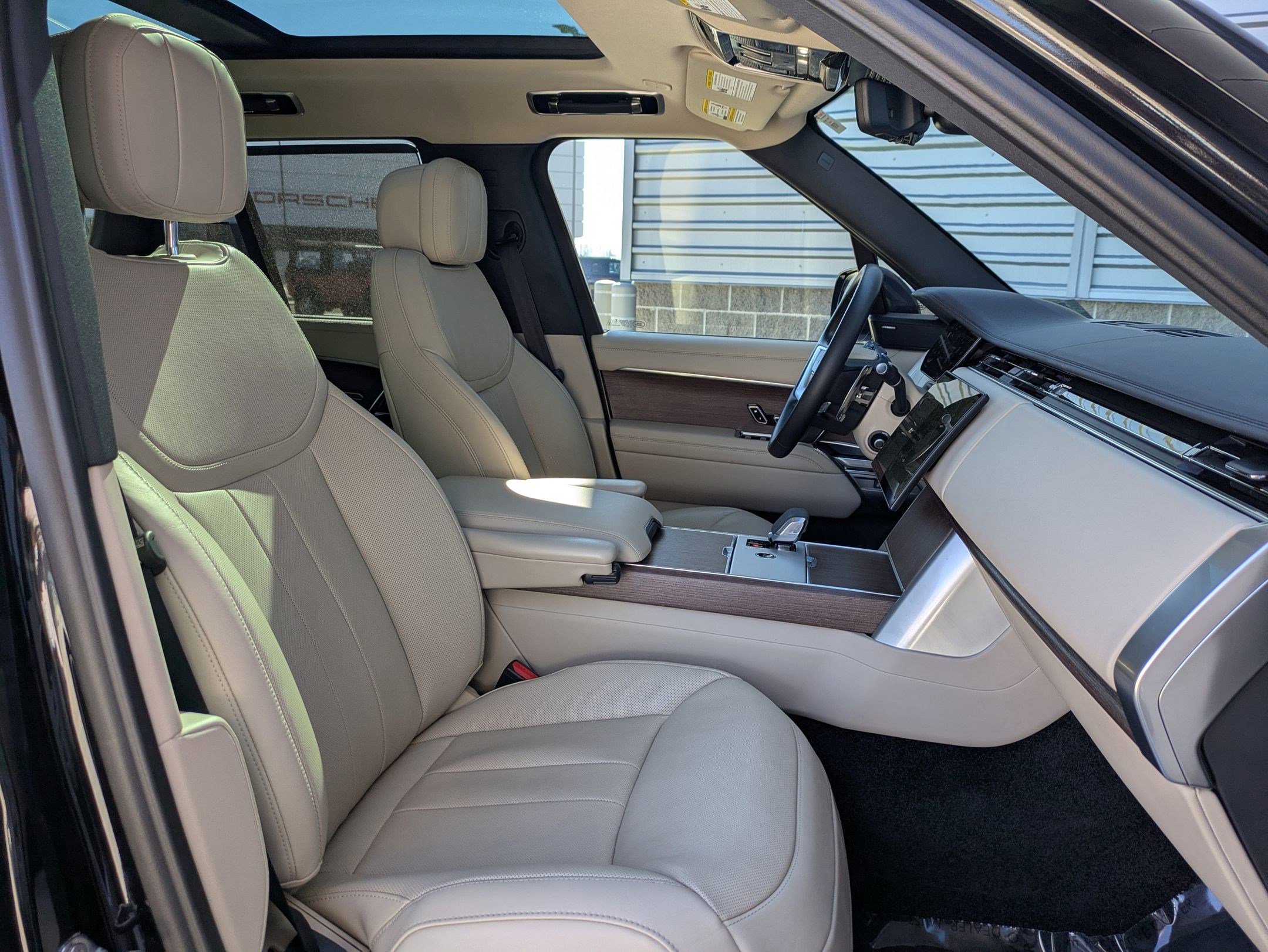 Certified 2024 Land Rover Range Rover SE image 30