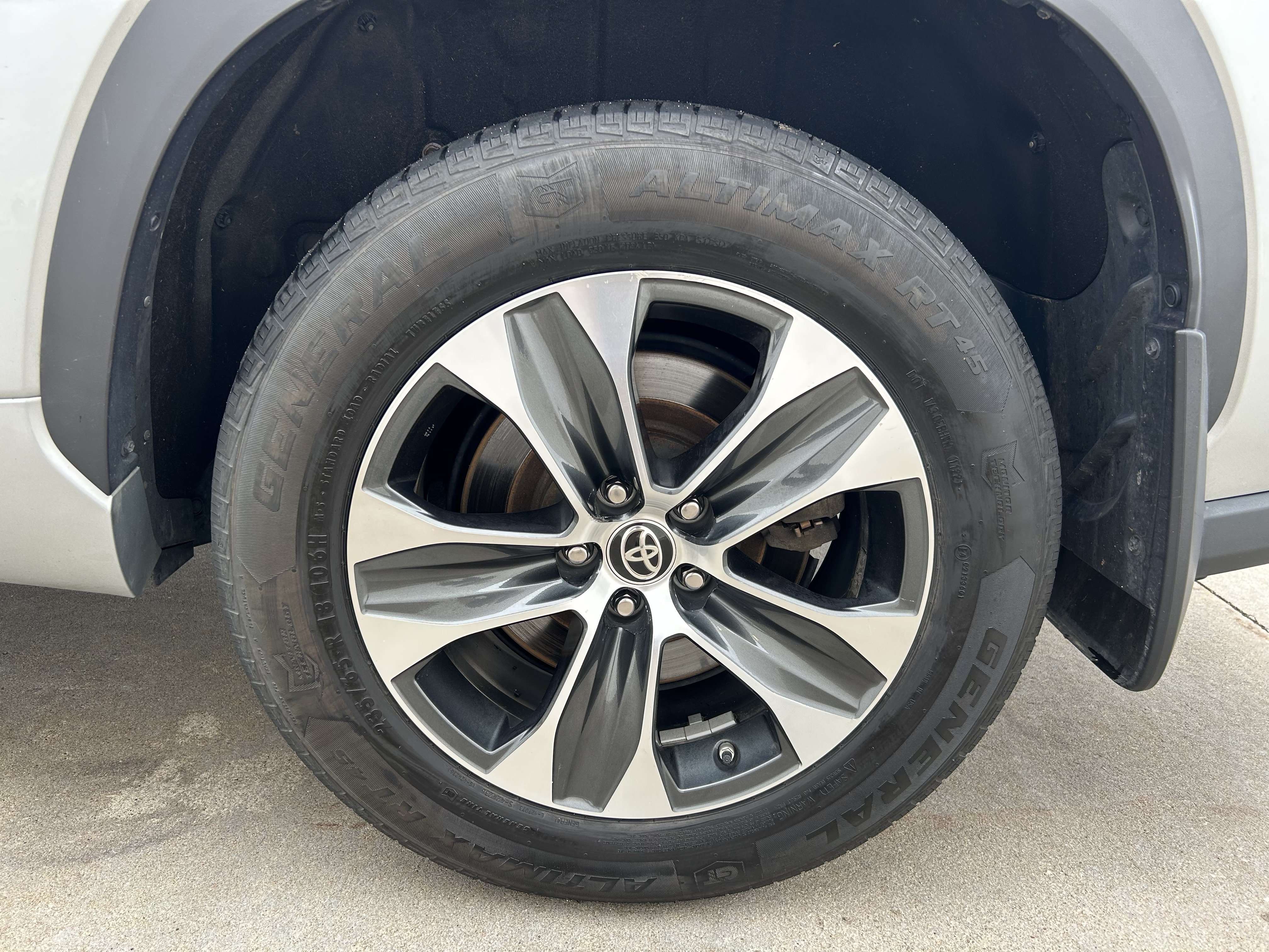 Certified 2020 Toyota Highlander XLE AWD/4WD image 11