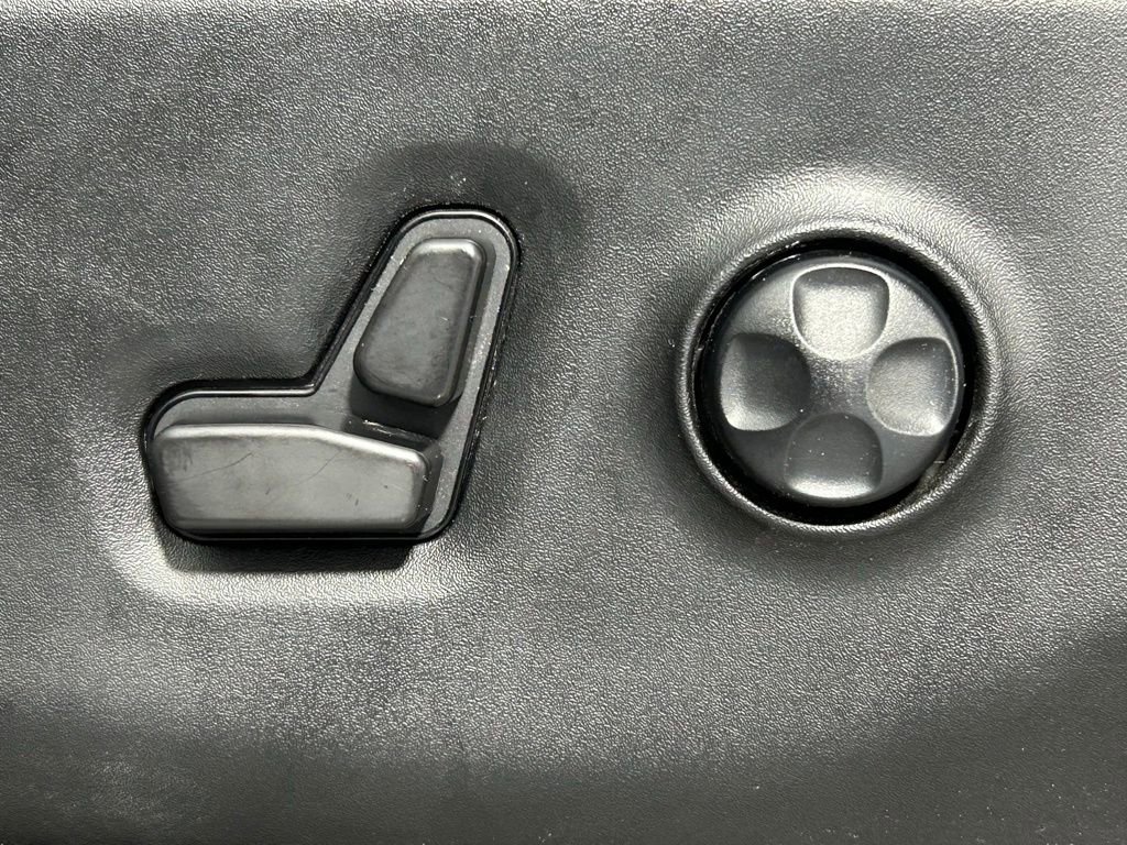 Used 2023 Chrysler Pacifica Limited image 32