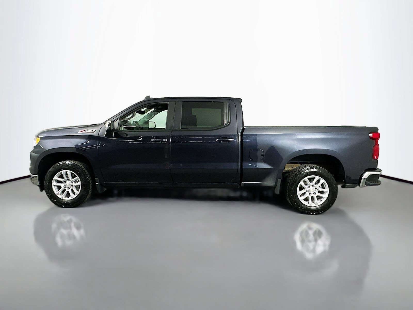 Used 2022 Chevrolet Silverado 1500 LT w/ Z71 Off-Road Package AWD/4WD image 8