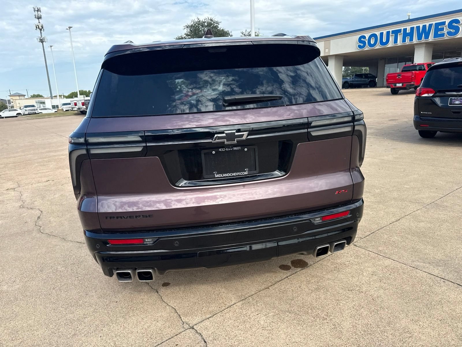 Used 2024 Chevrolet Traverse RS FWD image 6