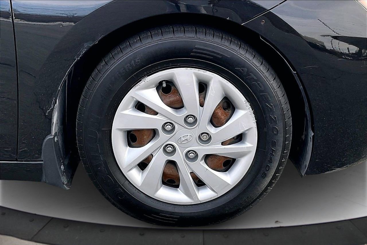 Used 2019 Hyundai Elantra SE image 31