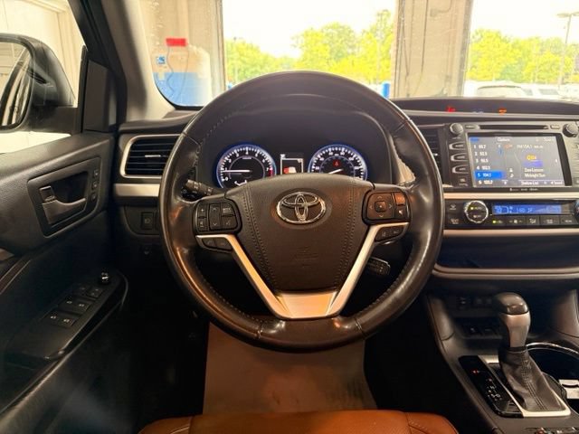Used 2017 Toyota Highlander AWD V6 image 19