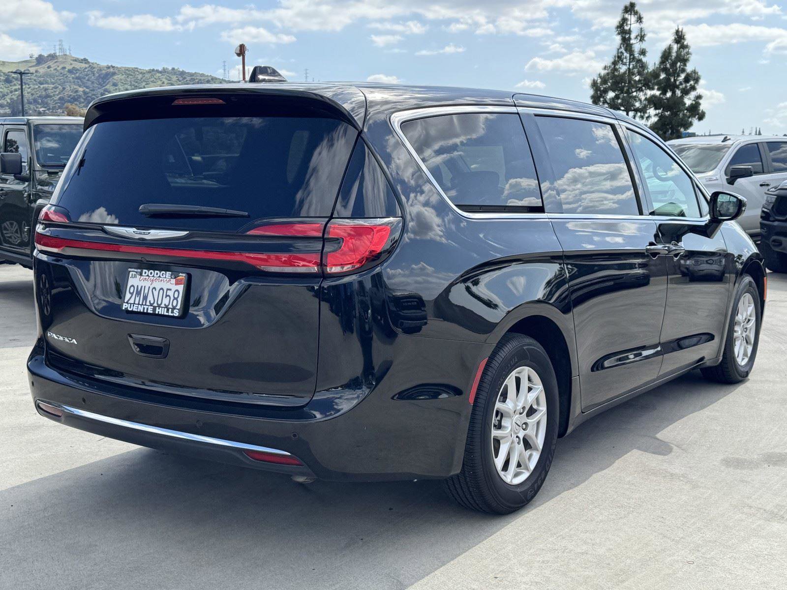 Used 2024 Chrysler Pacifica Touring FWD image 6