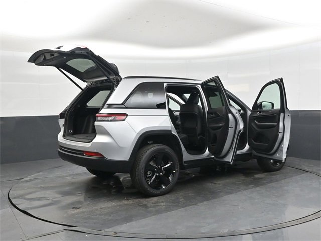 New 2025 Jeep Grand Cherokee Altitude image 44
