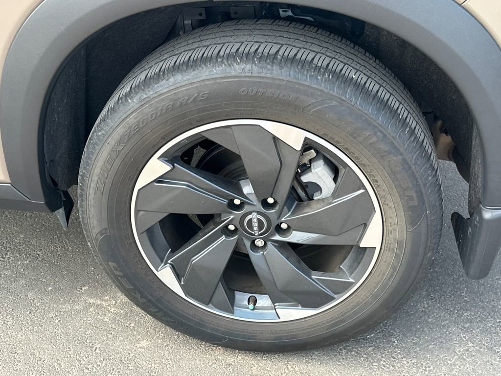 Used 2024 Nissan Rogue SV w/ SV Premium Package image 18