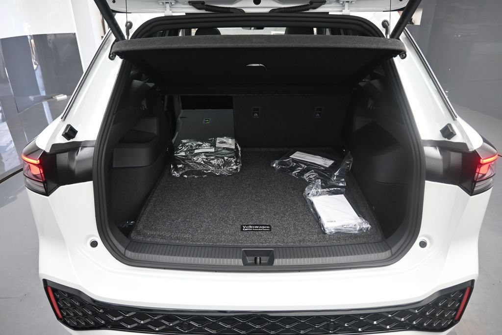 New 2026 Volkswagen Tiguan SEL R-Line AWD/4WD image 24