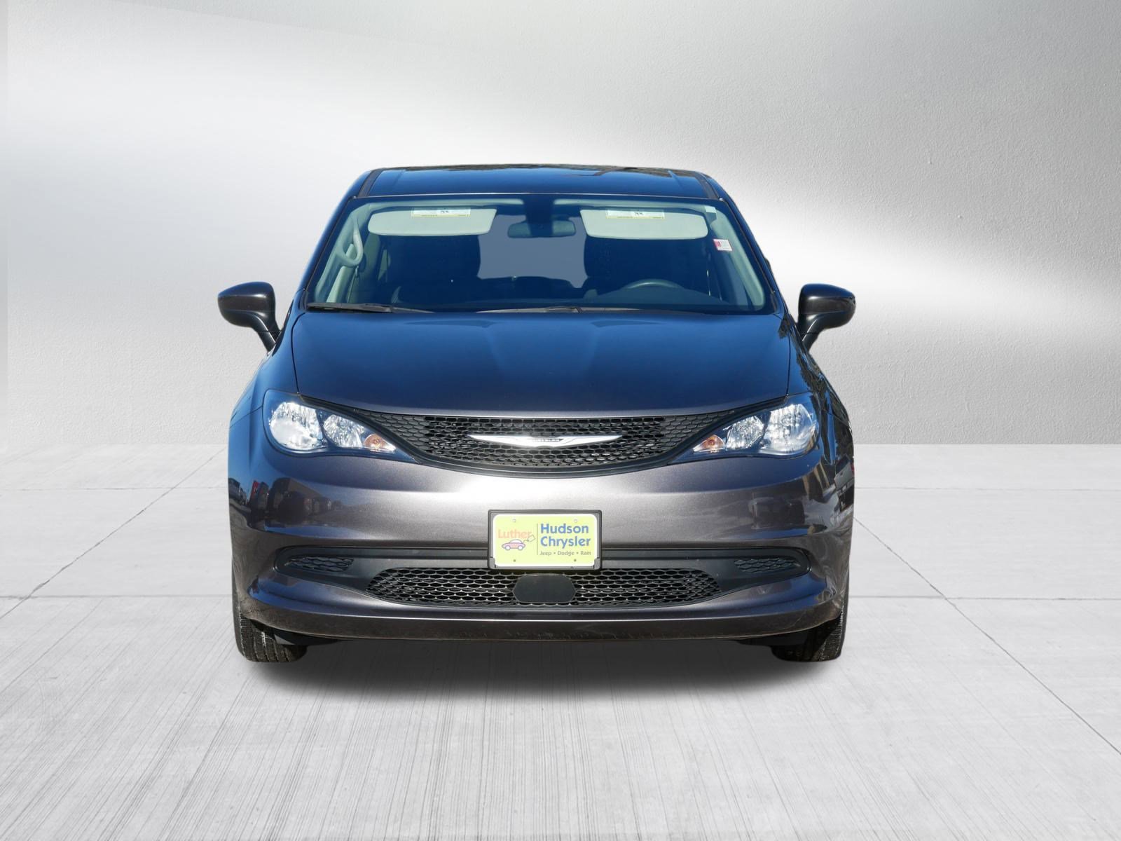Used 2022 Chrysler Voyager LX image 2