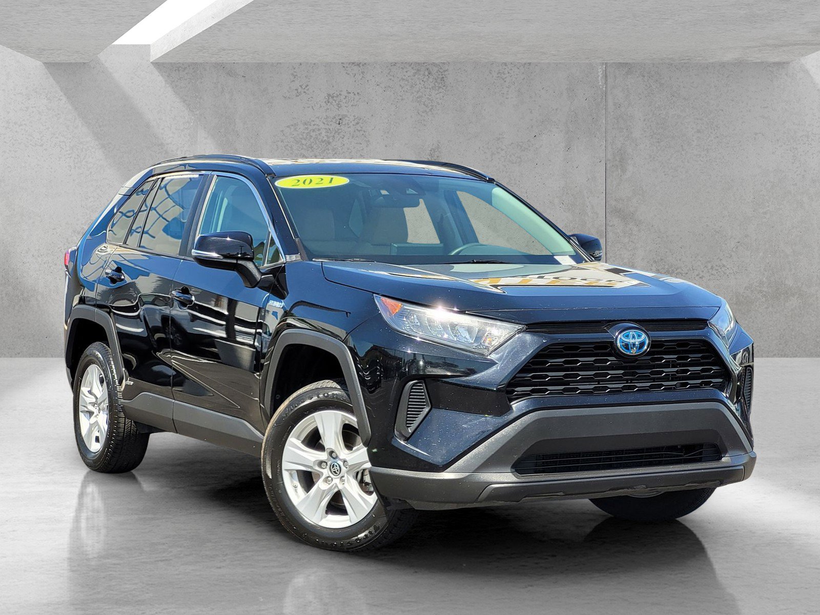 Used 2021 Toyota RAV4 LE image 1