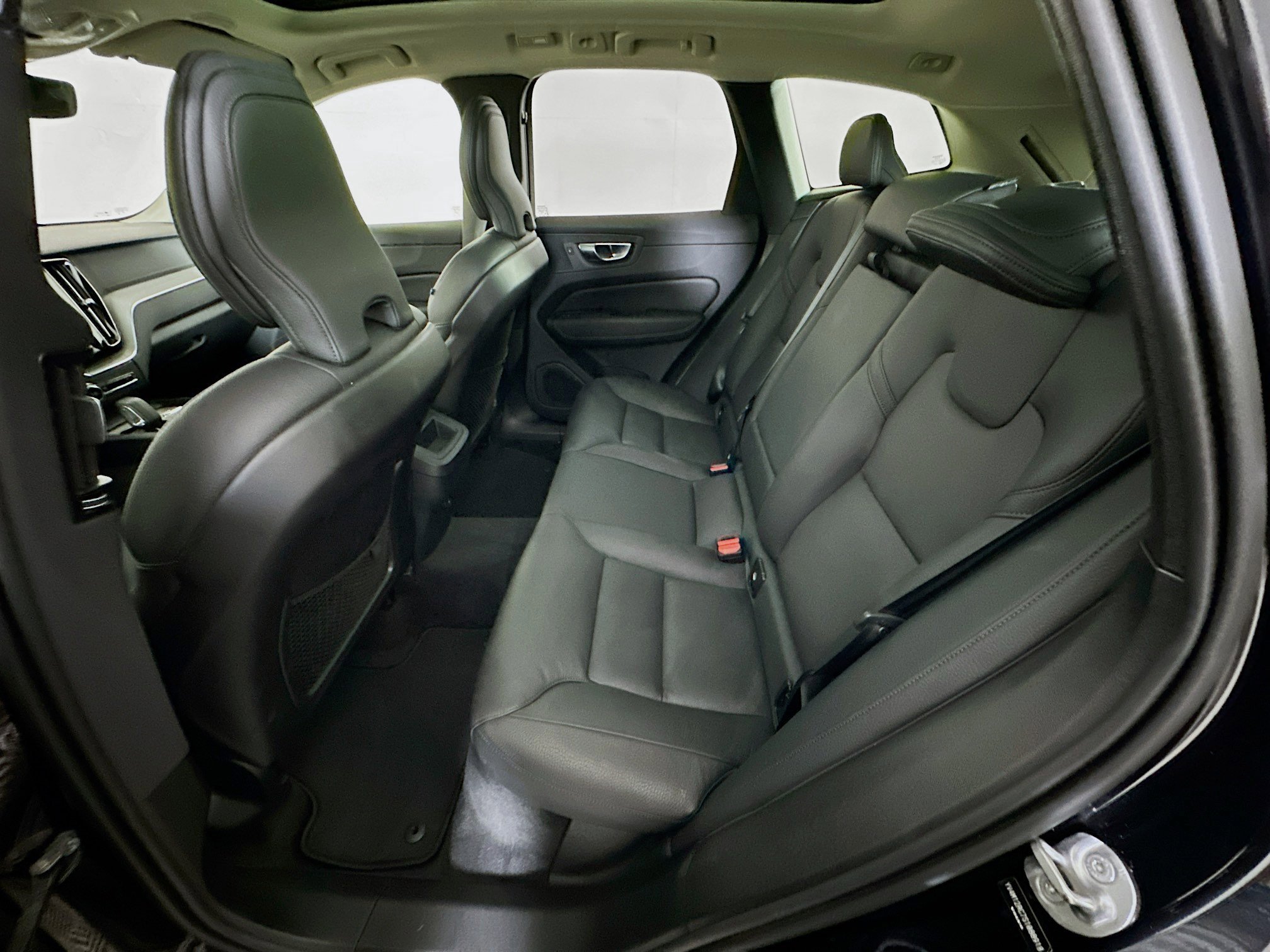 Used 2025 Volvo XC60 B5 Plus image 28