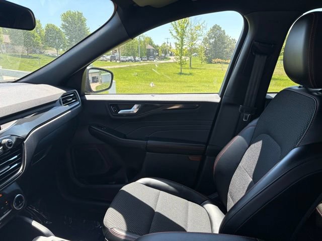 Certified 2025 Ford Escape ST-Line AWD/4WD image 12
