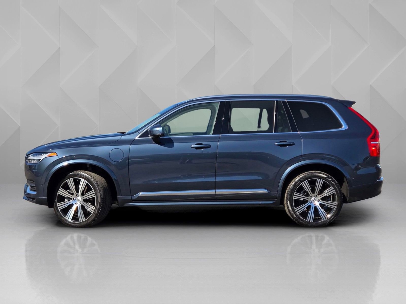 Certified 2025 Volvo XC90 T8 Plus w/ Protection Package Premier AWD/4WD image 3