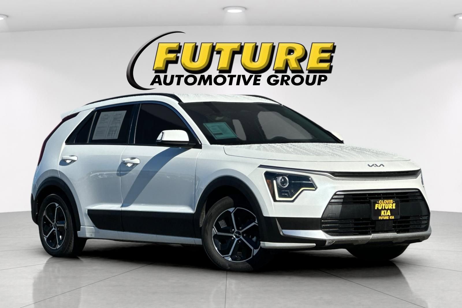 Used 2023 Kia Niro EX image 2