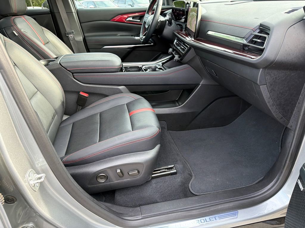Used 2025 Chevrolet Traverse RS FWD image 13