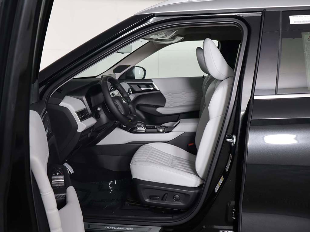 New 2025 Mitsubishi Outlander AWD image 36