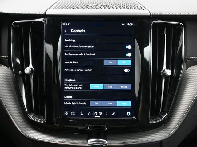 Used 2022 Volvo XC60 B6 R-Design w/ Protection Package Premier image 17