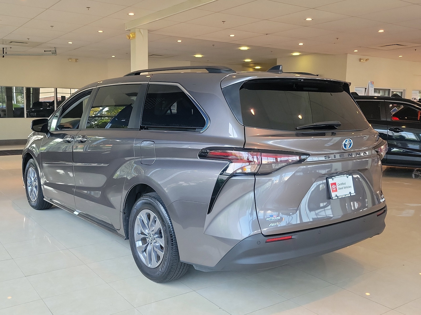Certified 2023 Toyota Sienna XLE image 4
