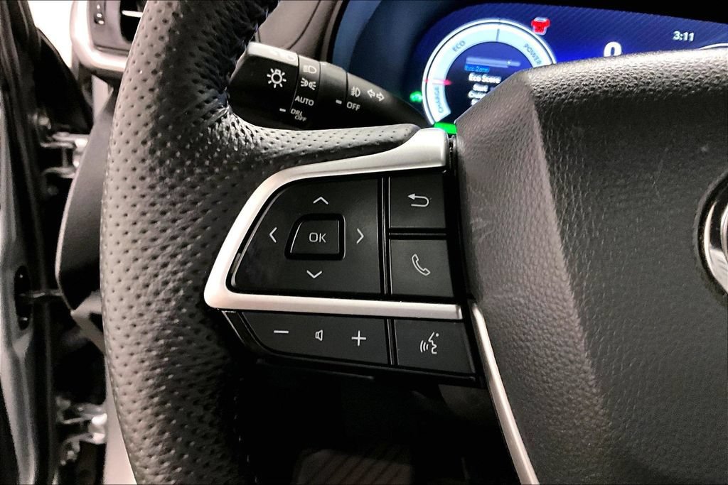 Used 2025 Toyota Sienna Platinum AWD/4WD image 11