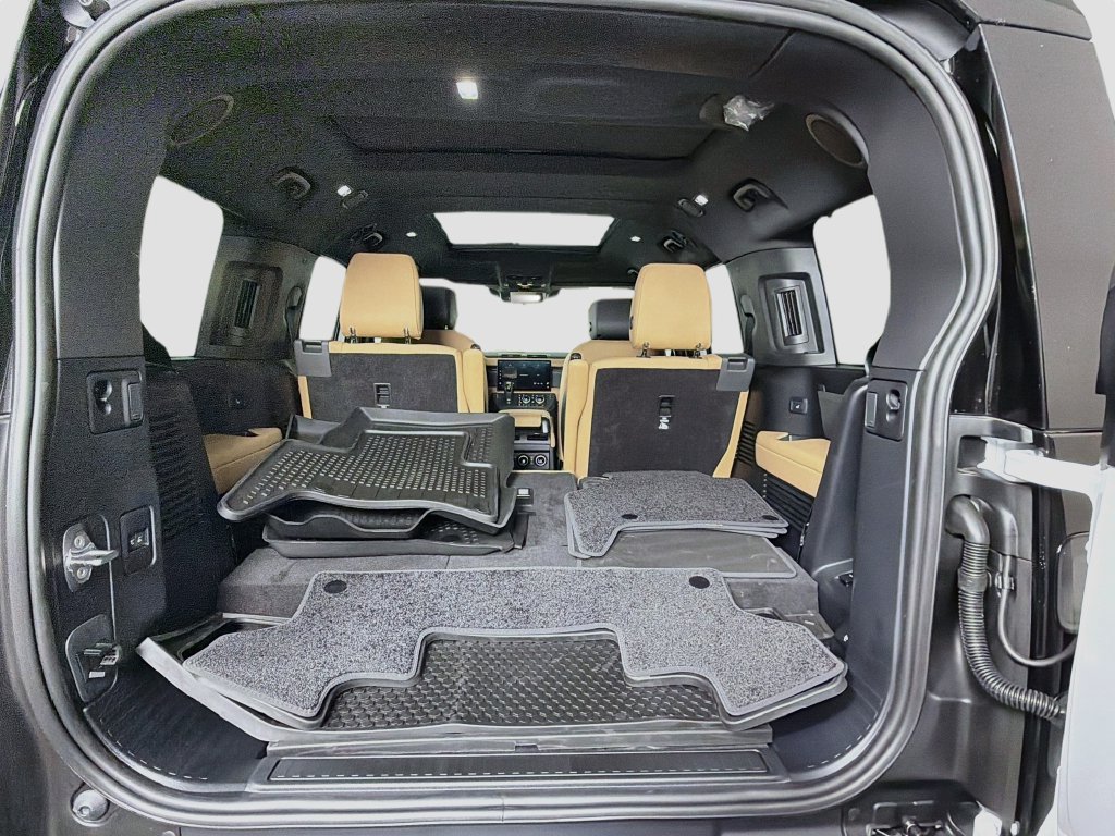 New 2026 Land Rover Defender 130 X-Dynamic SE AWD/4WD image 28