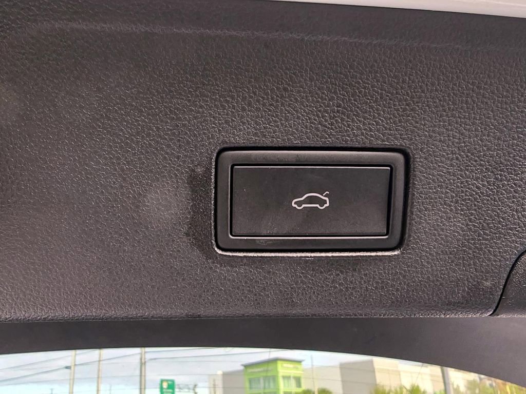 Certified 2021 Volkswagen Atlas Cross Sport SEL Premium image 31