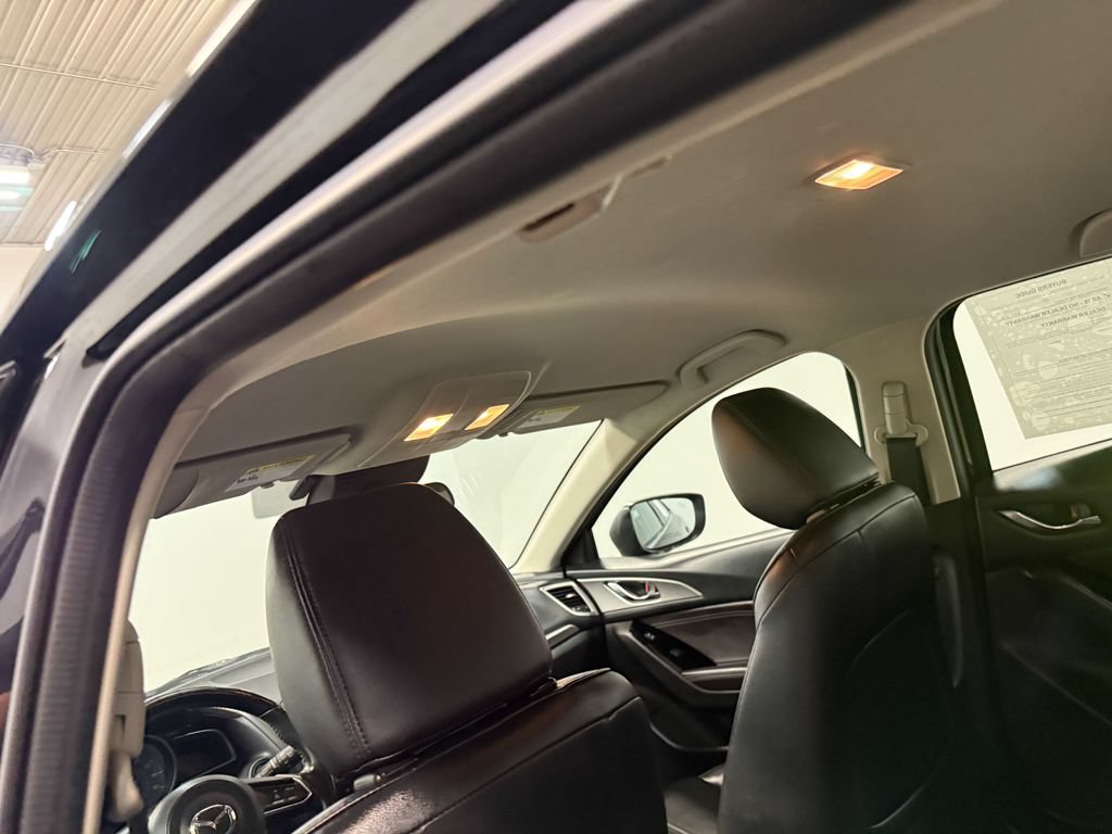Used 2018 MAZDA MAZDA3 Touring FWD image 11