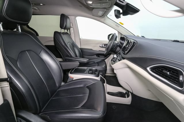 Used 2023 Chrysler Pacifica Touring-L FWD image 17
