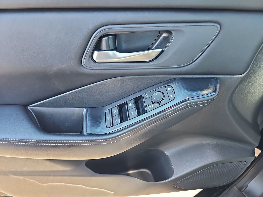 Used 2025 Nissan Rogue SV image 32