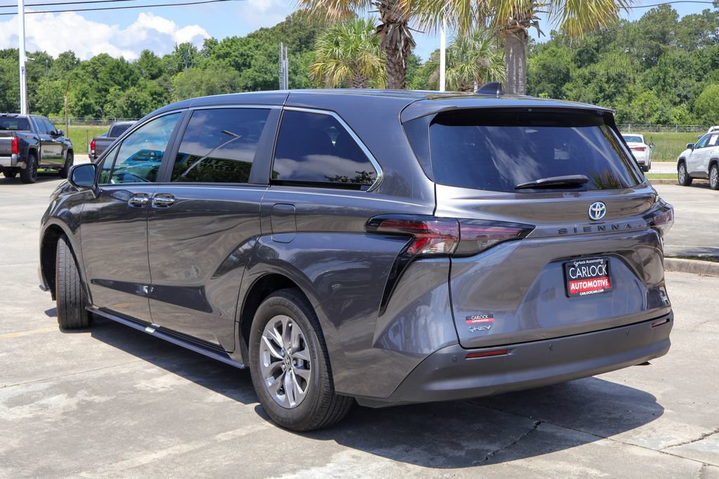 Used 2025 Toyota Sienna XLE FWD image 21