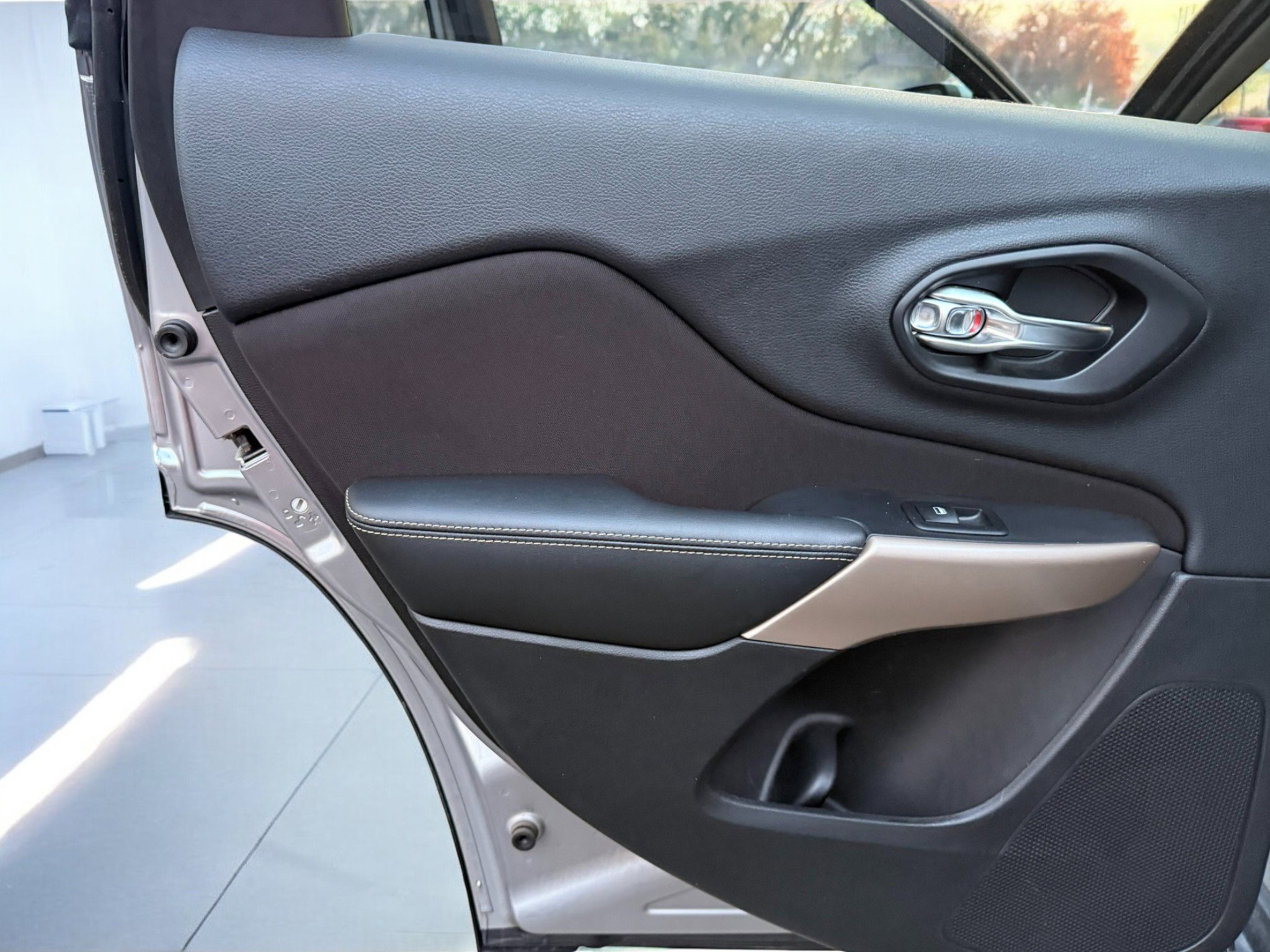 Used 2017 Jeep Cherokee Latitude w/ Cold Weather Group image 20