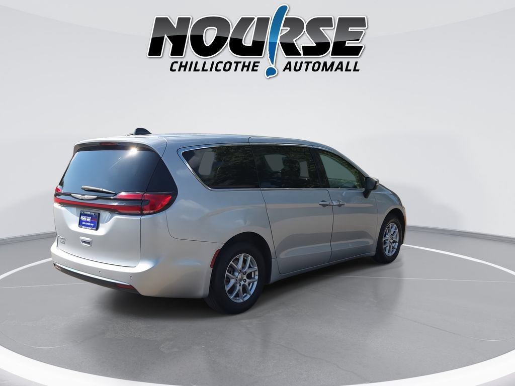 Used 2023 Chrysler Pacifica Touring-L FWD image 8