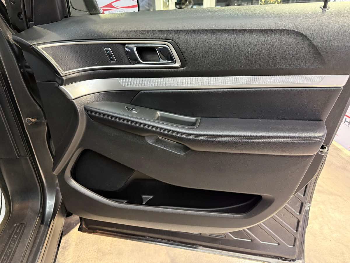 Used 2017 Ford Explorer XLT AWD/4WD image 33