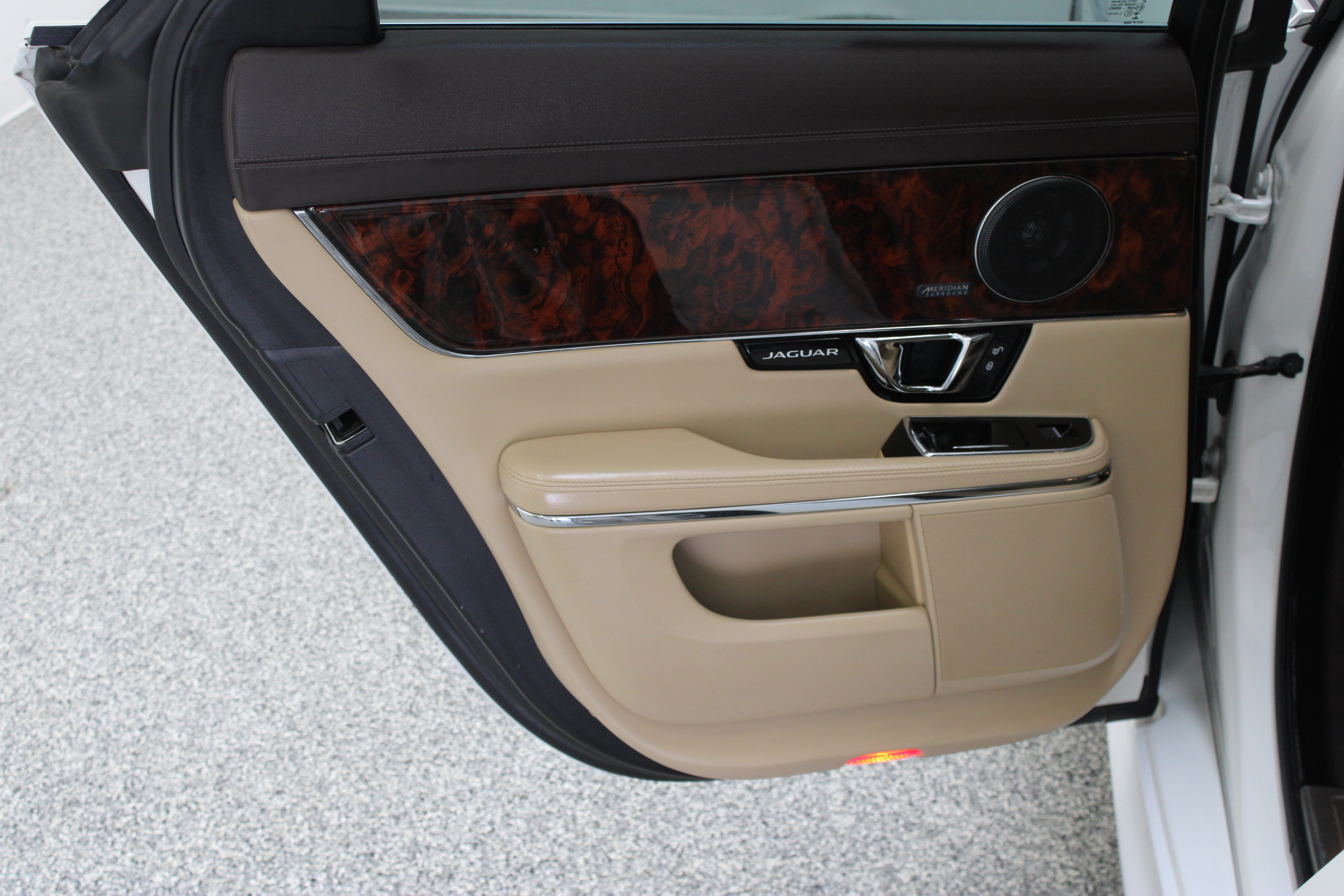 Used 2016 Jaguar XJ R-Sport RWD image 28