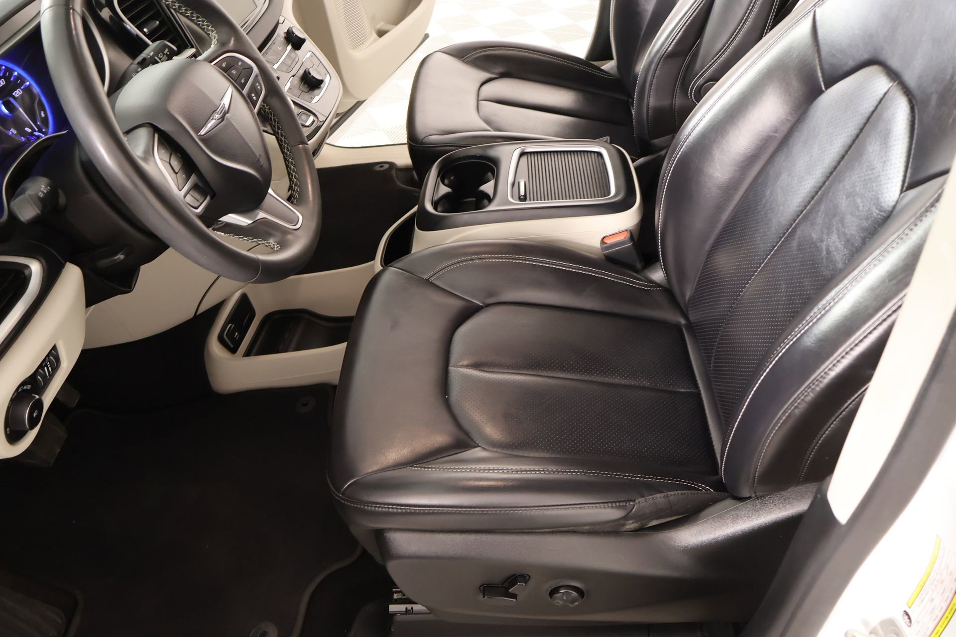 Used 2023 Chrysler Pacifica Touring-L image 10