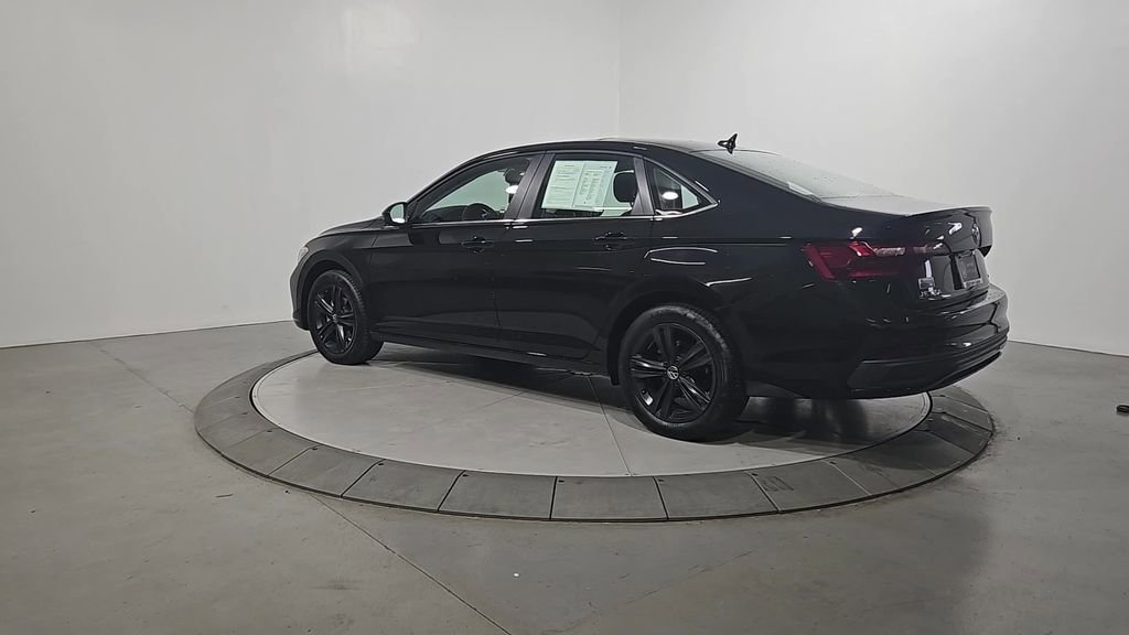 Certified 2023 Volkswagen Jetta SE FWD image 3