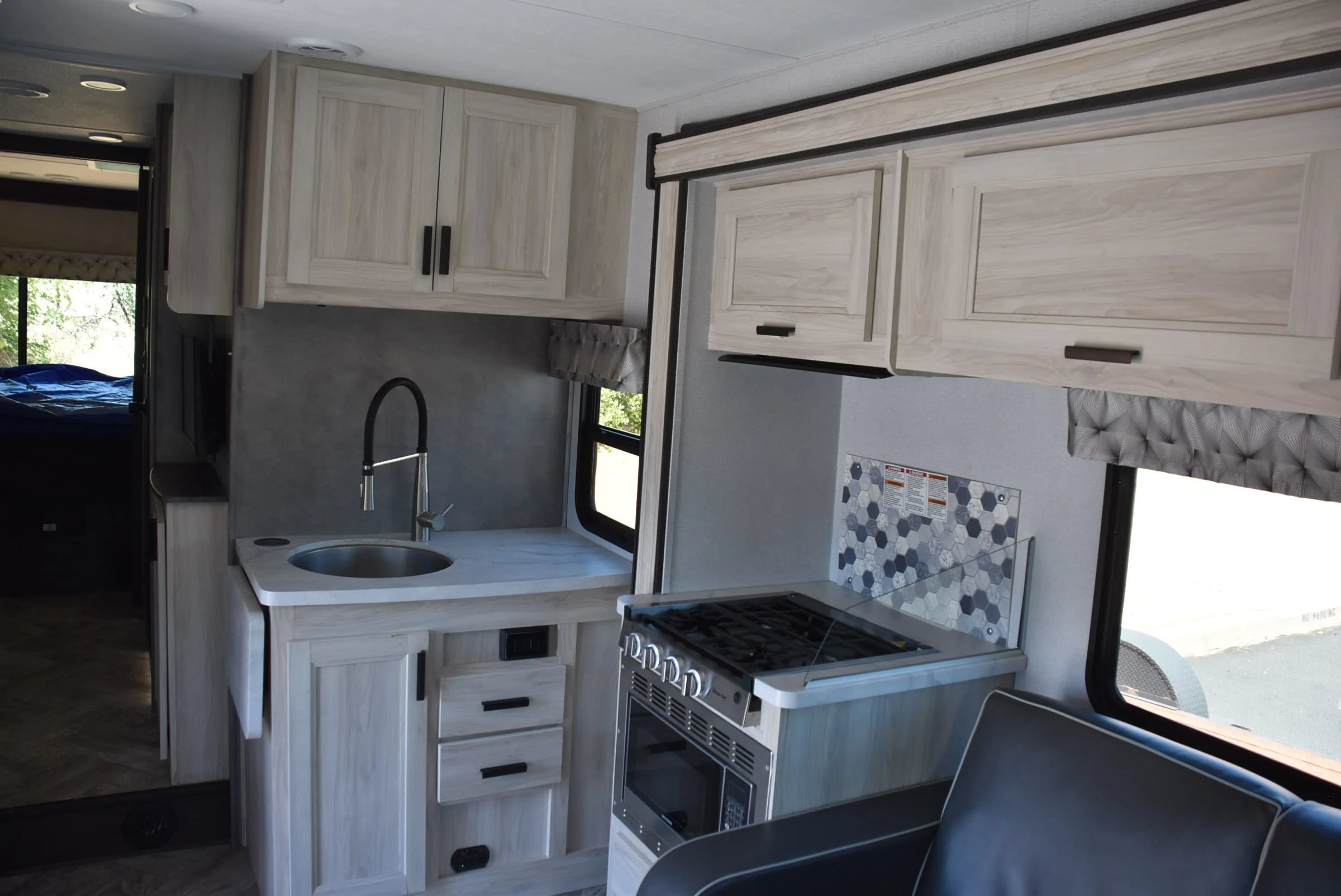 Used 2022 Ford E-450 and Econoline 450 Super Duty w/ Motorhome Prep Package RWD image 15