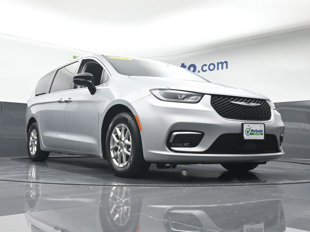 Used 2024 Chrysler Pacifica Touring-L image 14