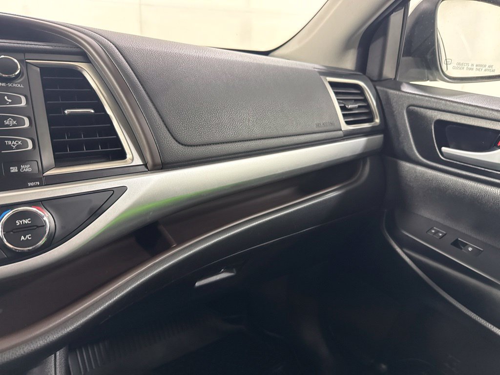 Used 2017 Toyota Highlander XLE AWD/4WD image 31