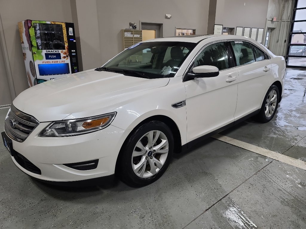 Used 2010 Ford Taurus SEL image 2