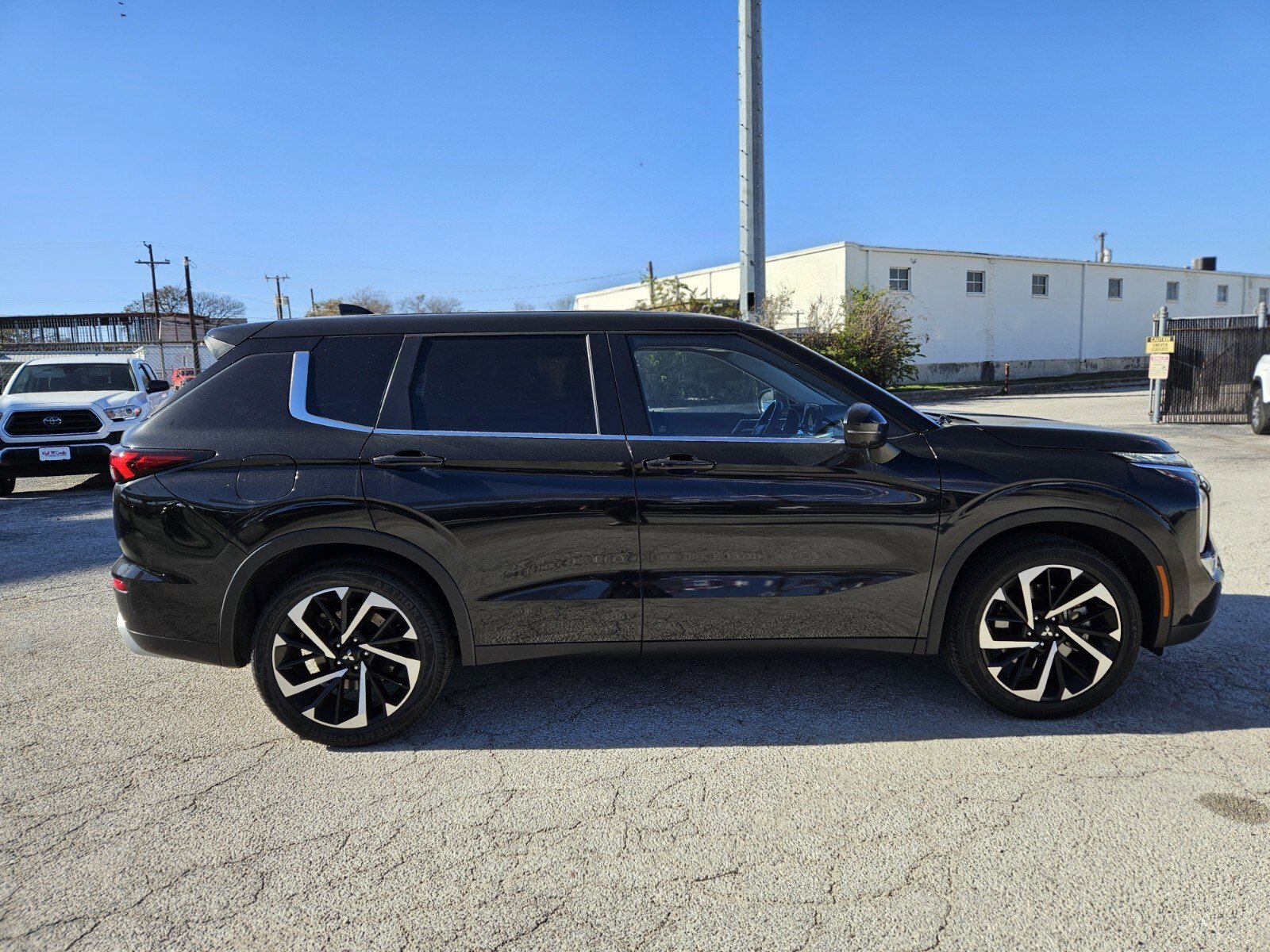 Used 2024 Mitsubishi Outlander SE image 2