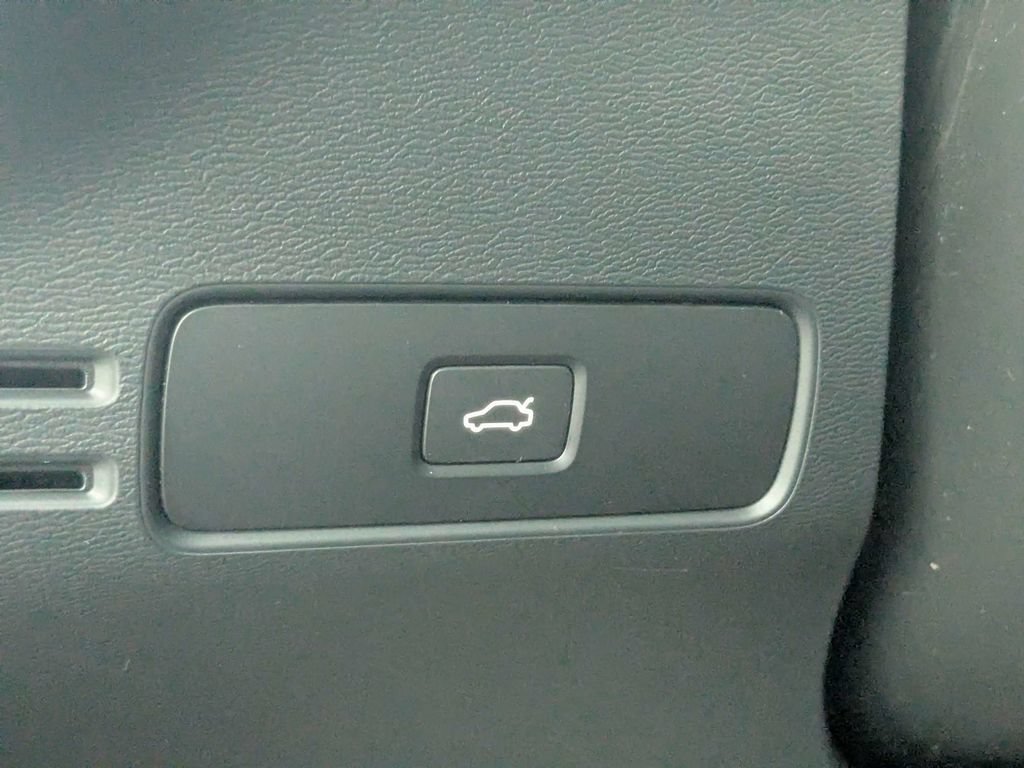 Certified 2024 Volvo C40 Recharge Core AWD/4WD image 31