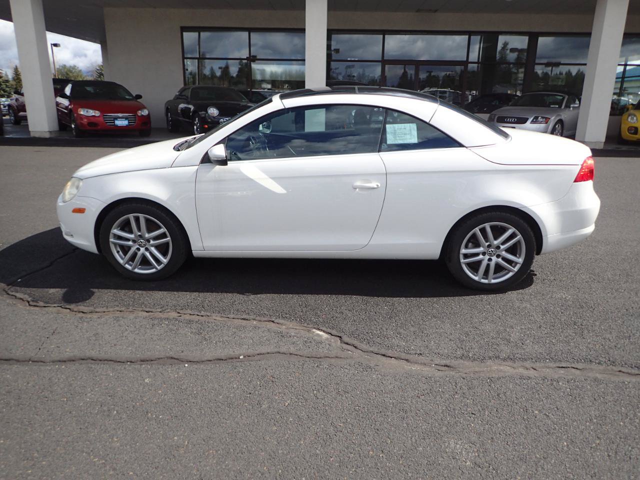Used 2009 Volkswagen Eos Lux FWD image 2