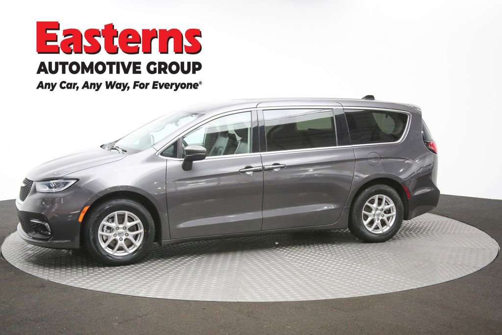 Used 2023 Chrysler Pacifica Touring-L image 57