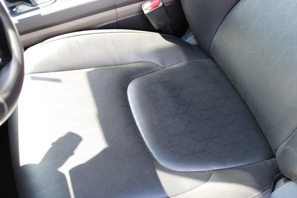 Used 2025 Kia Carnival FWD image 11