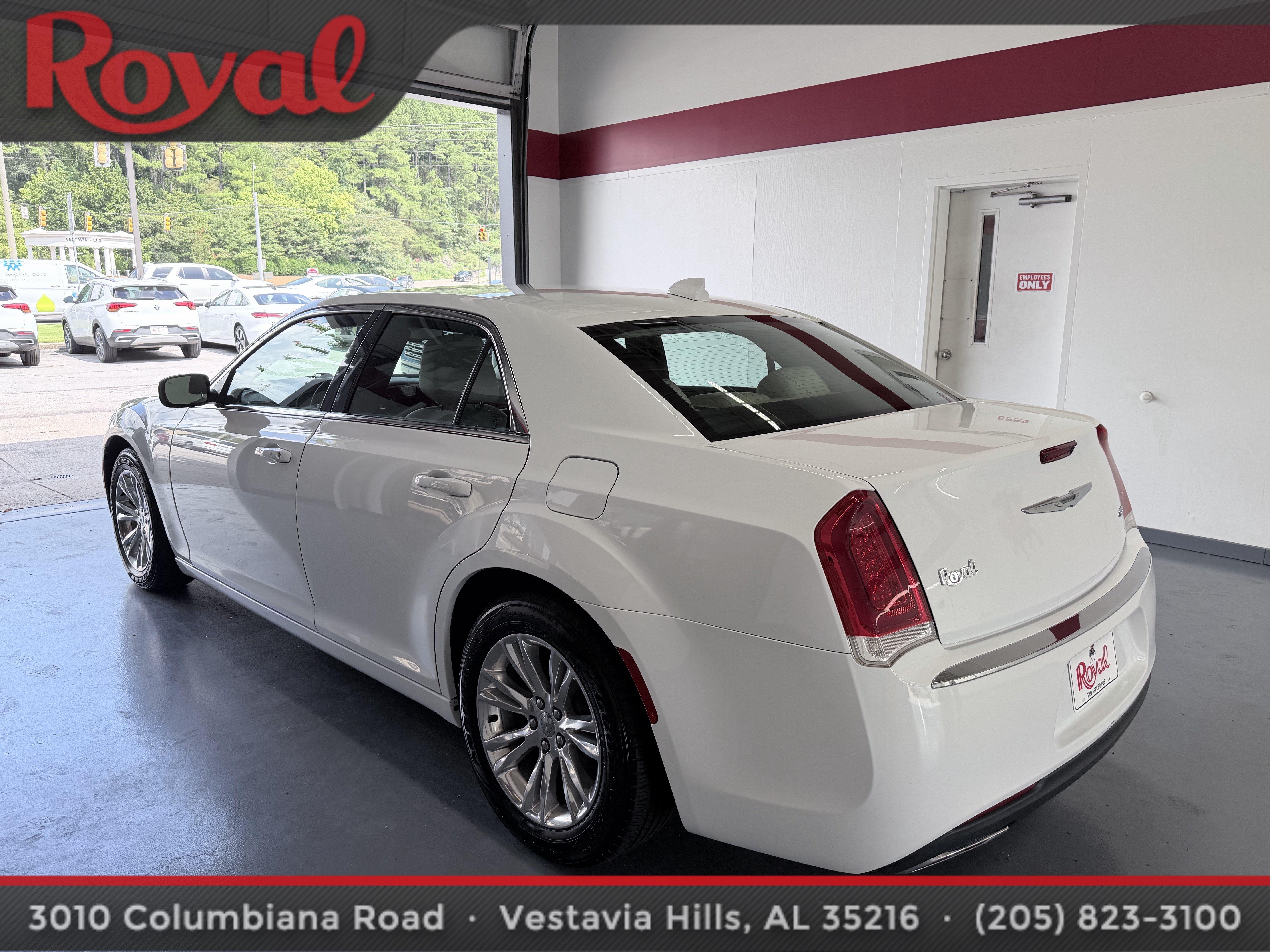 Used 2017 Chrysler 300 Limited w/ Driver Convenience Group RWD image 6