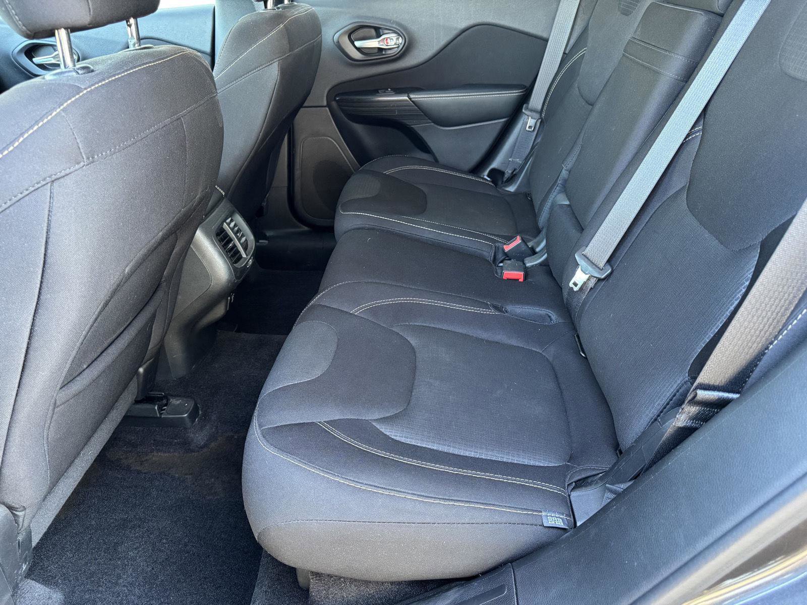 Used 2016 Jeep Cherokee Latitude w/ Cold Weather Group image 16