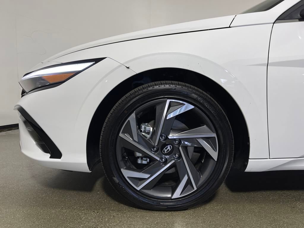 New 2025 Hyundai Elantra Limited image 11