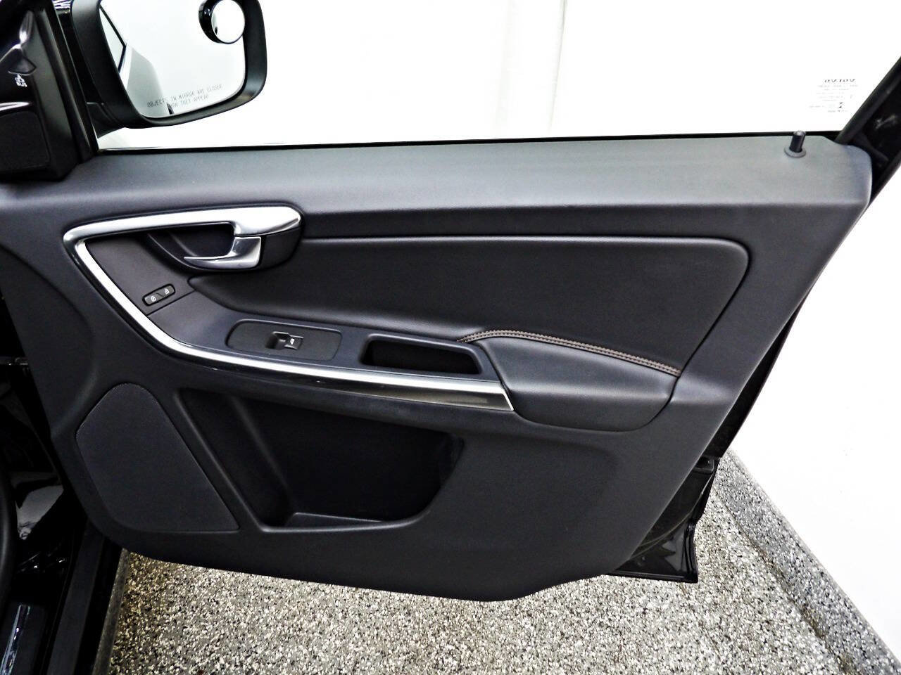 Used 2017 Volvo XC60 T5 Dynamic image 11