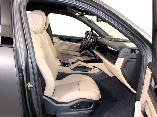 Certified 2025 Porsche Cayenne AWD/4WD image 30